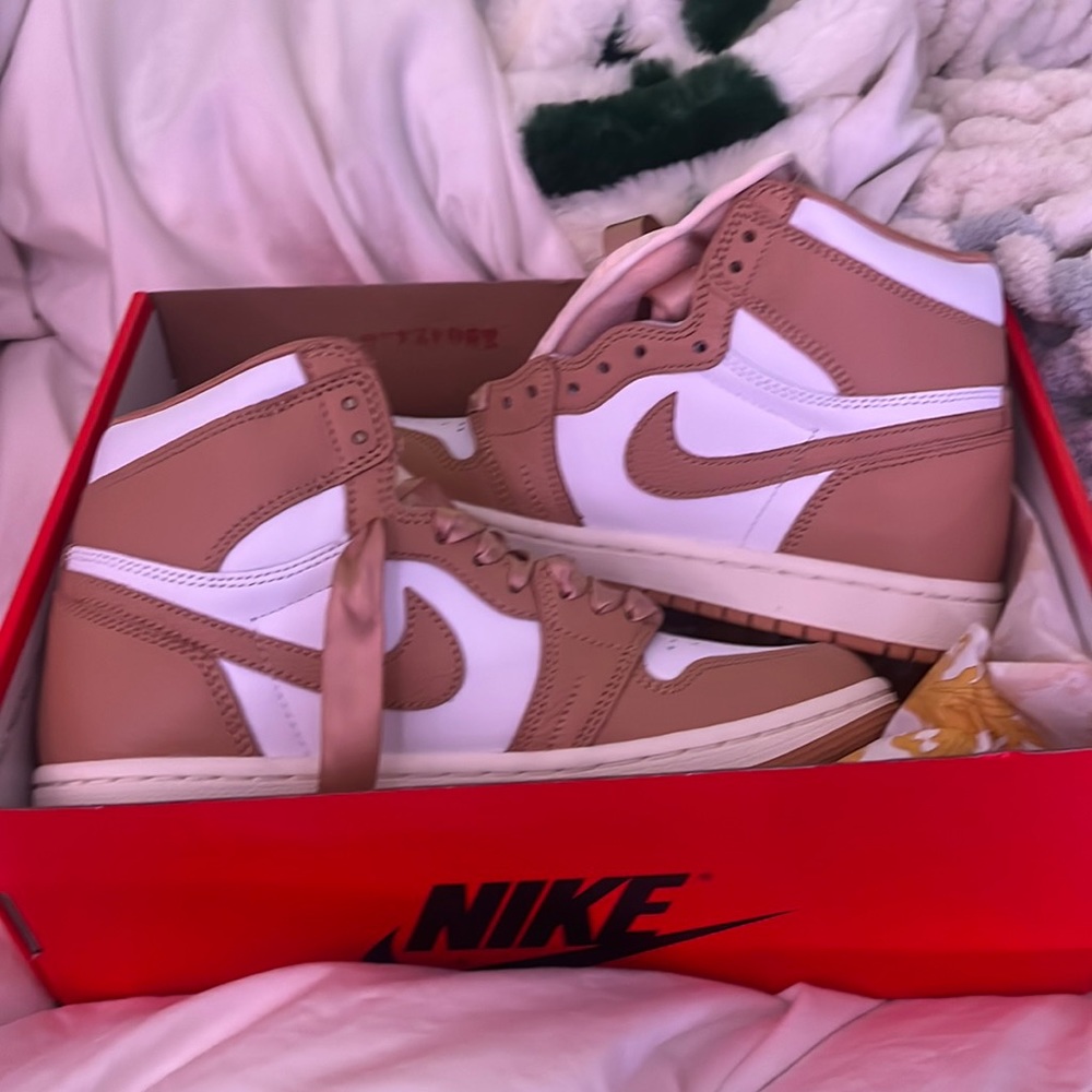 Nike women’s air jordan 1 retro high OG, size 7, gold color